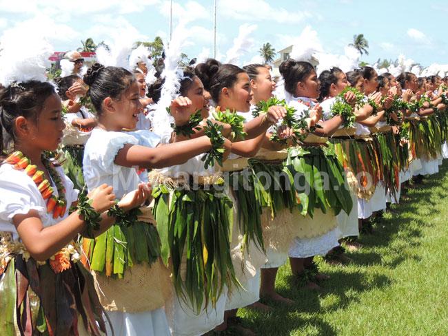 Nuku‘alofa students perform at Teufaiva Stadium | Matangitonga