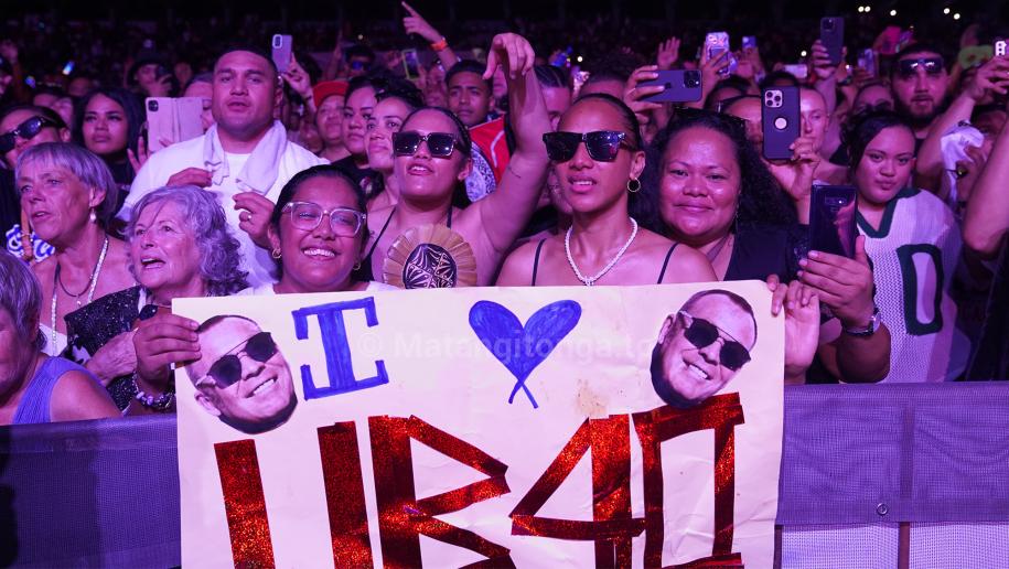 UB40 featuring Ali Campbell performed their biggest hits at Teufaiva Stadium last night, 28 January 2026, marking their return to Tonga after 20 years. The concert drew over 5000 fans, the majority of whom were young people, to the stadium.